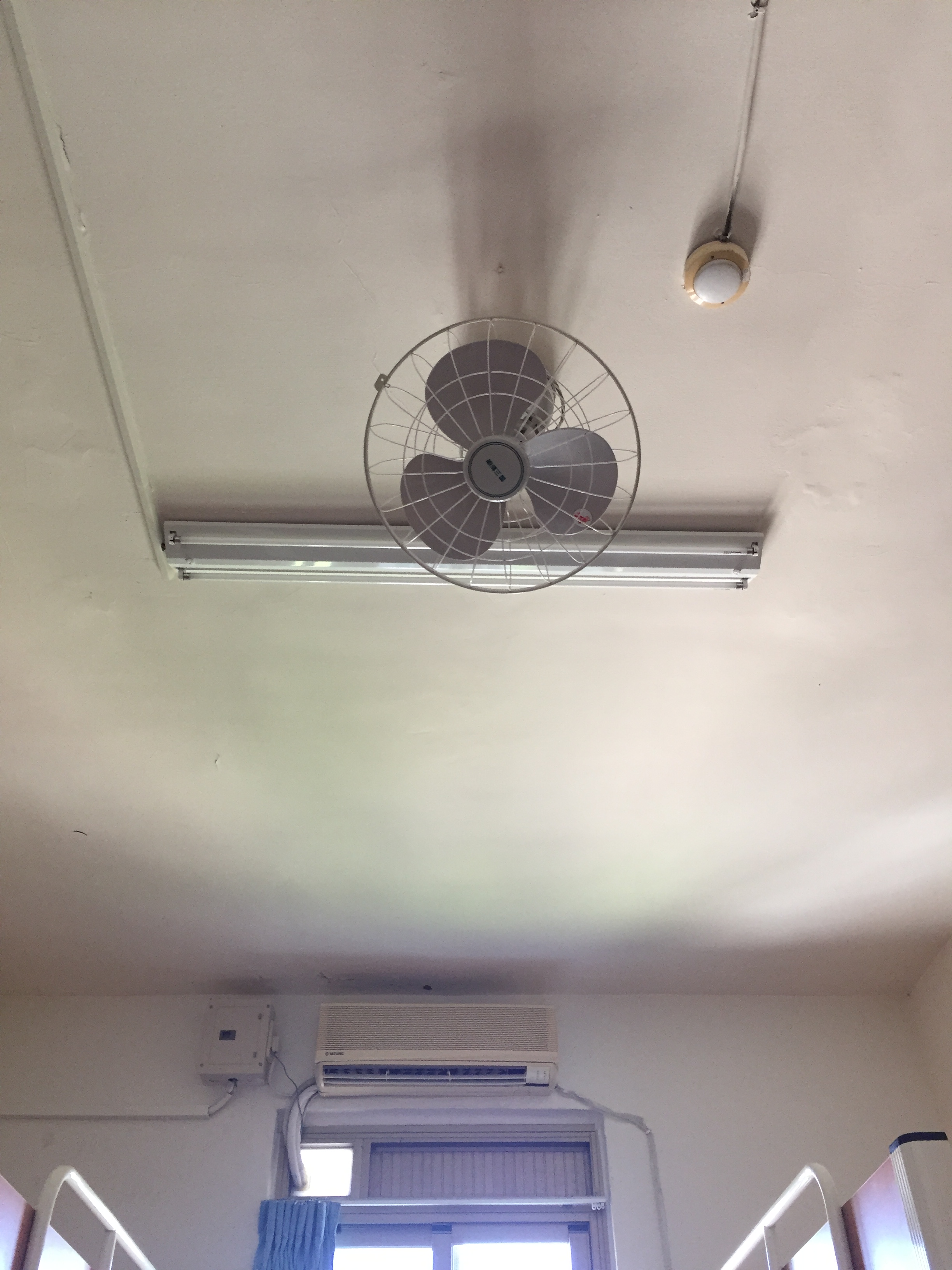 電燈、電扇、冷氣