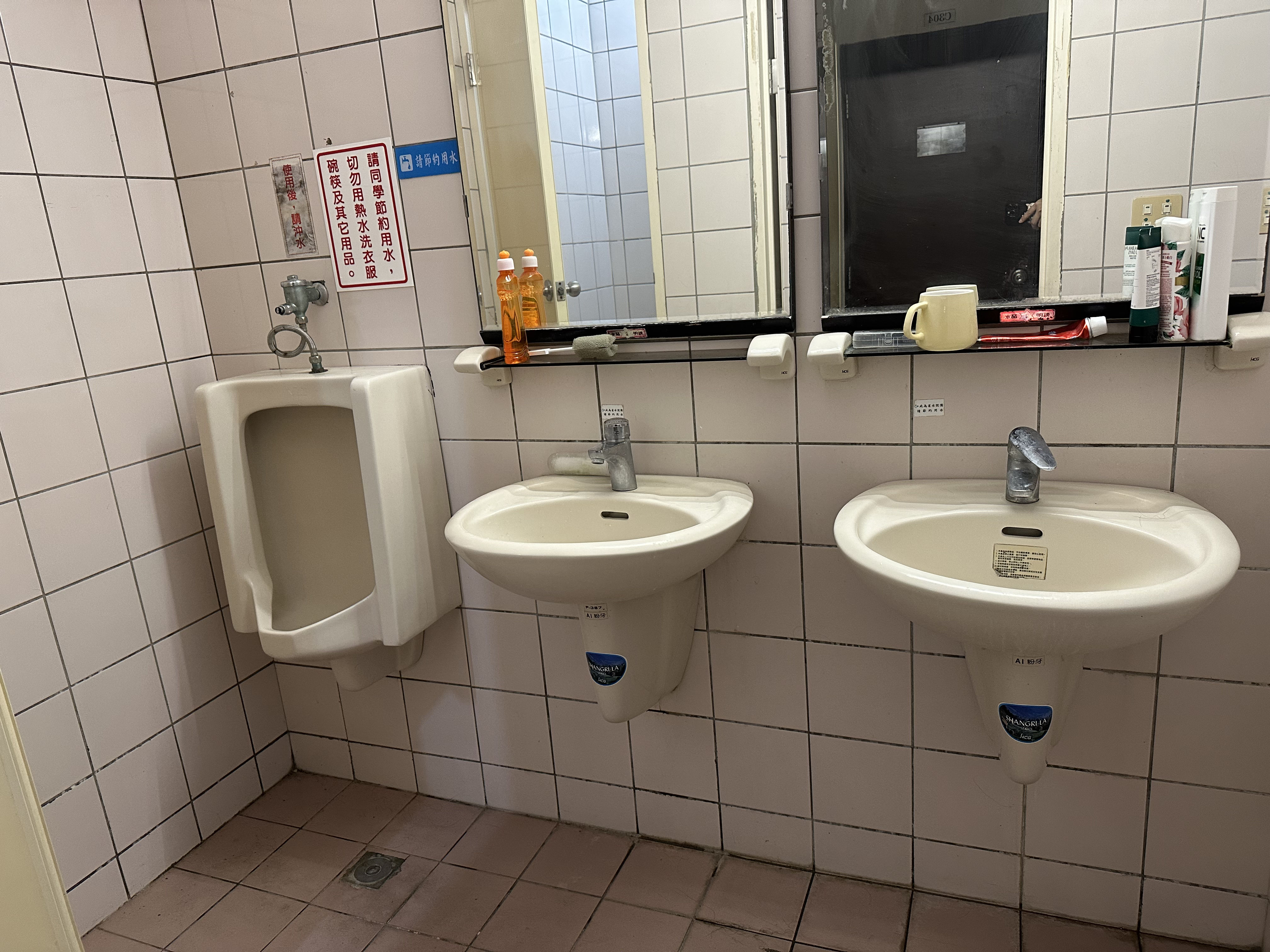 浴廁（兩間寢室外有一套公用浴廁）