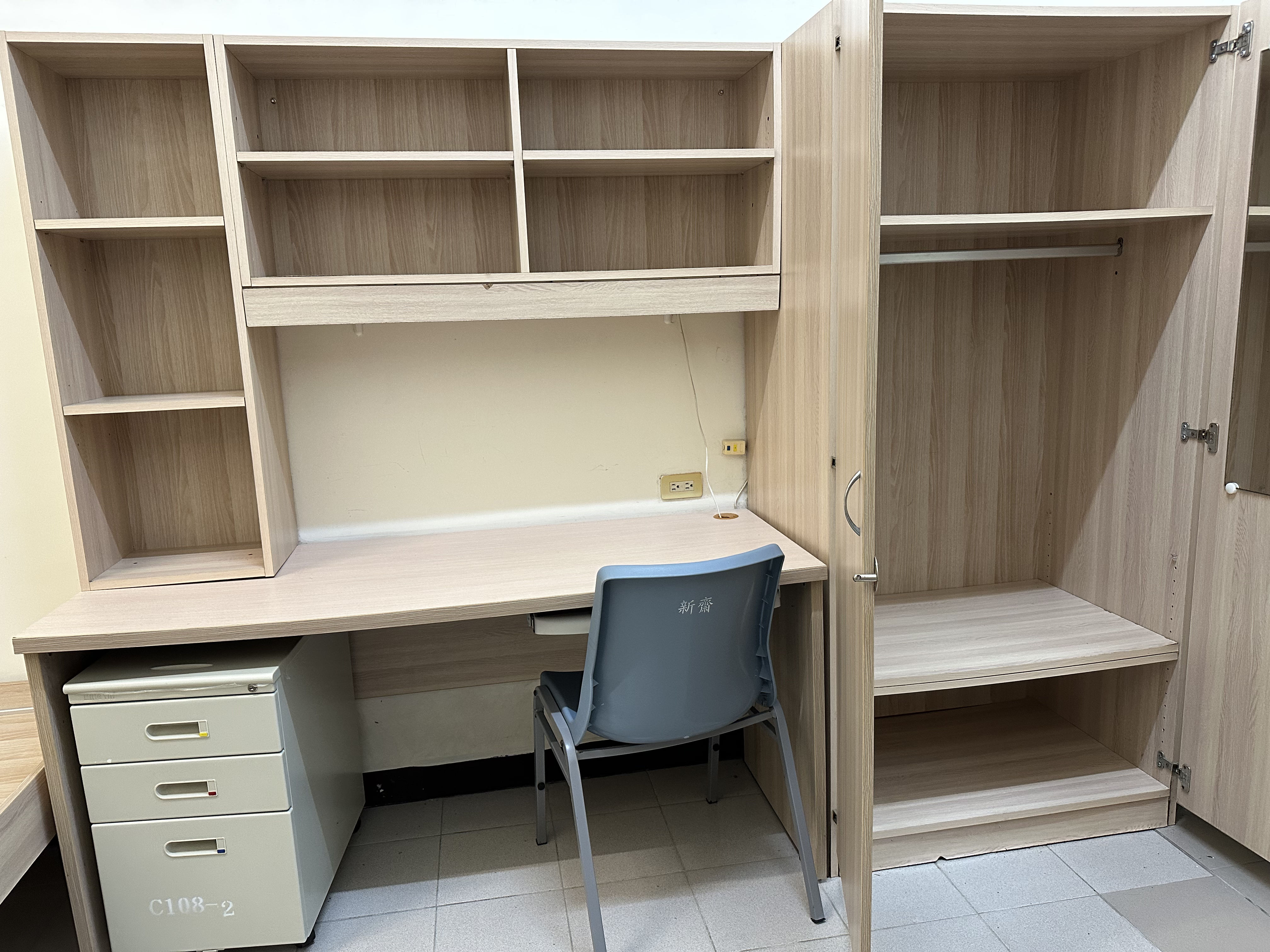 書桌、衣櫥