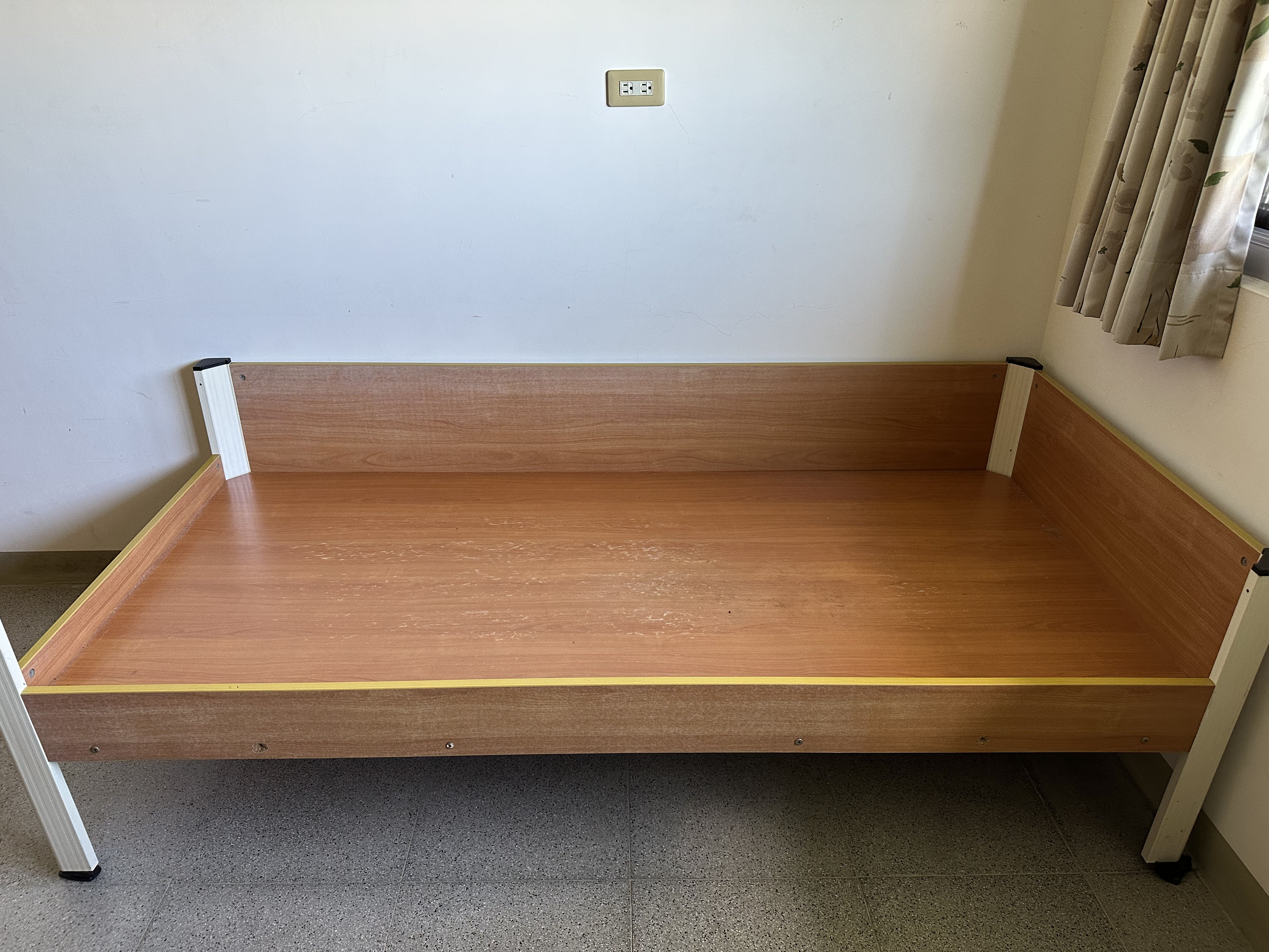 Lower Bed in Single Room and Medical Recovery Room
