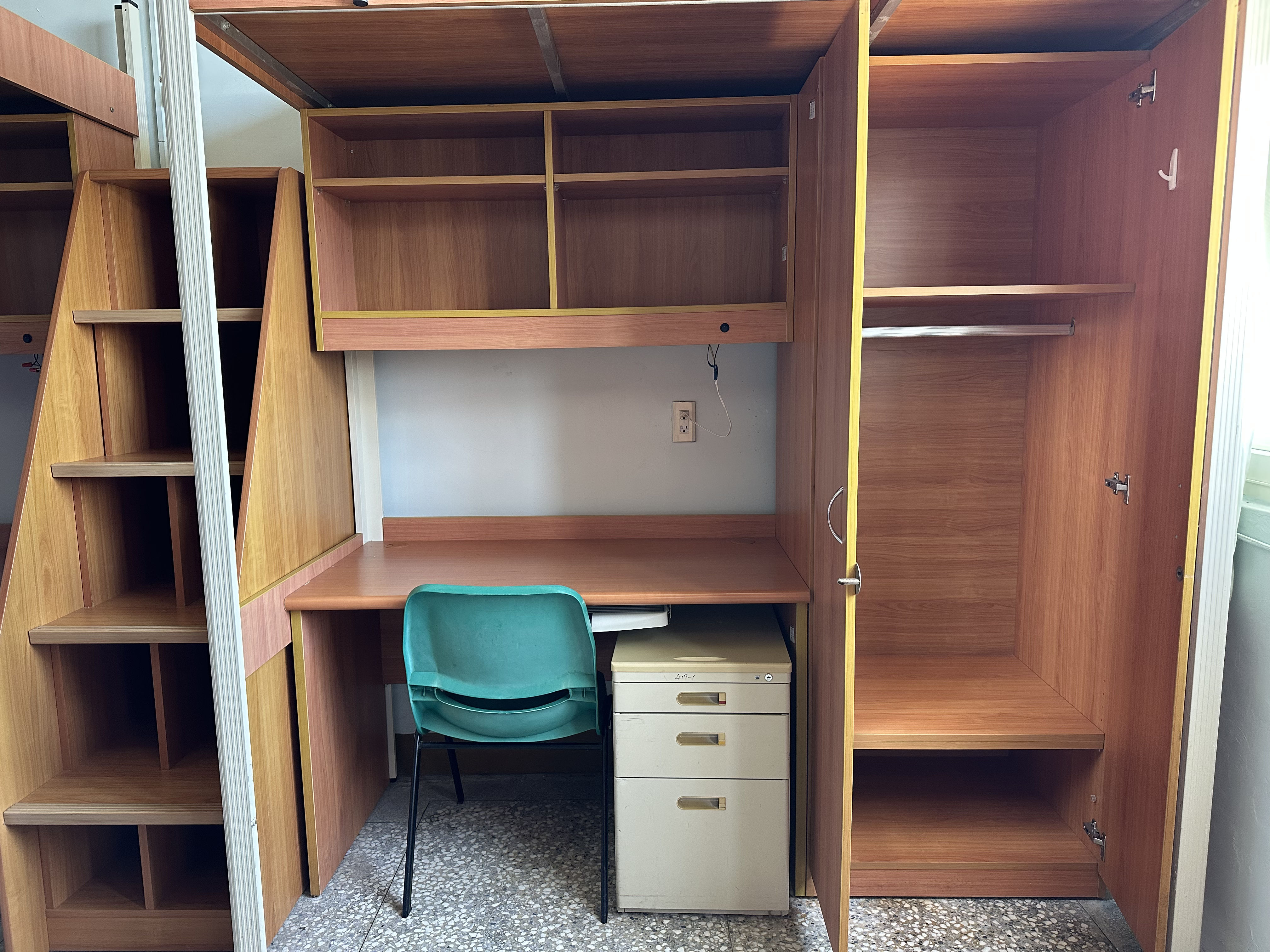 書桌、衣櫥